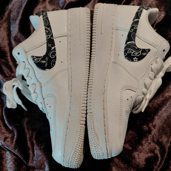 Nike White Air Force 1 '07 ESS White w/Black Paisley Swoosh Sz W8 - M 6.5 - Picture 2 of 7